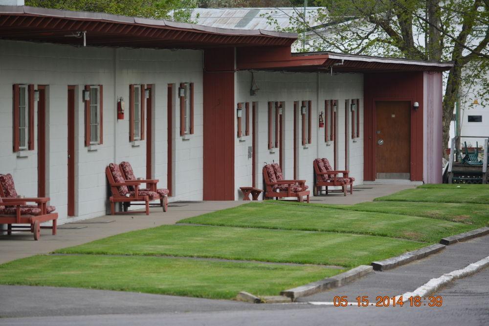 The Village Motel Richfield Springs Екстер'єр фото